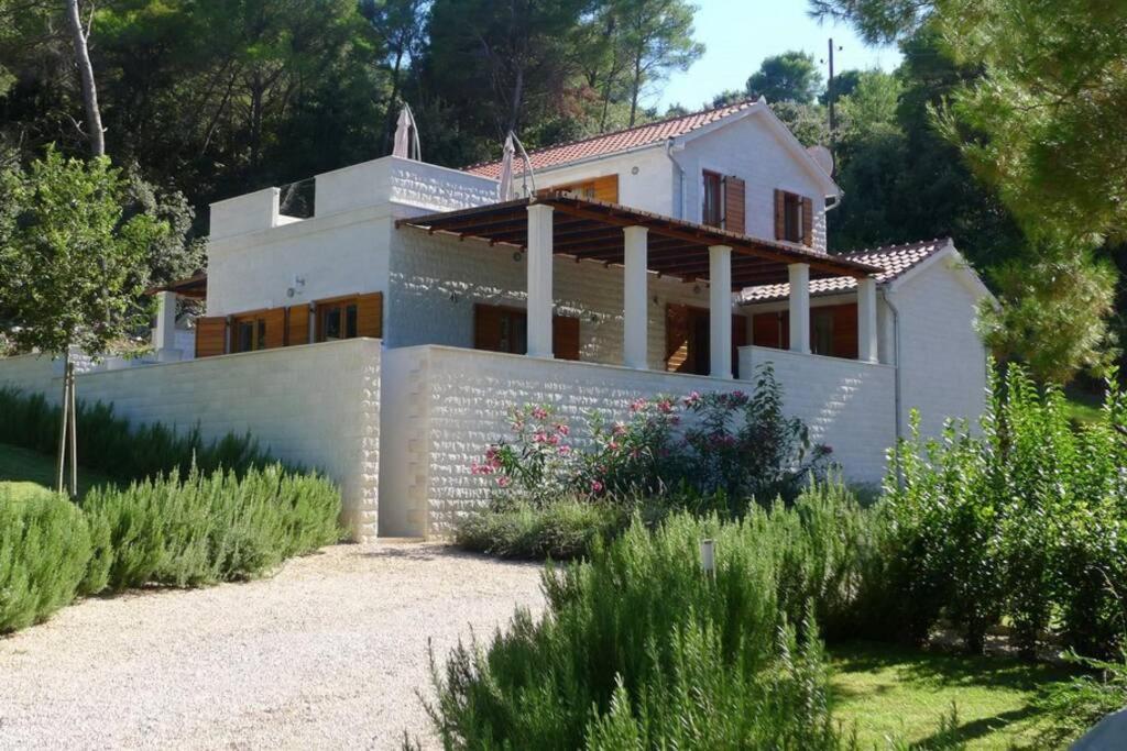 Private luxury Villa AZZURRO on Solta for up to 10 persons, free parking, very close to beach! FREE Kajak & Mountainbikes, GREAT living area & privacy!