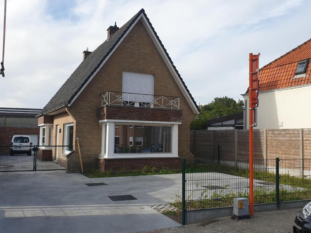 a house with a balcony on the side of it at villa Pinson in De Panne