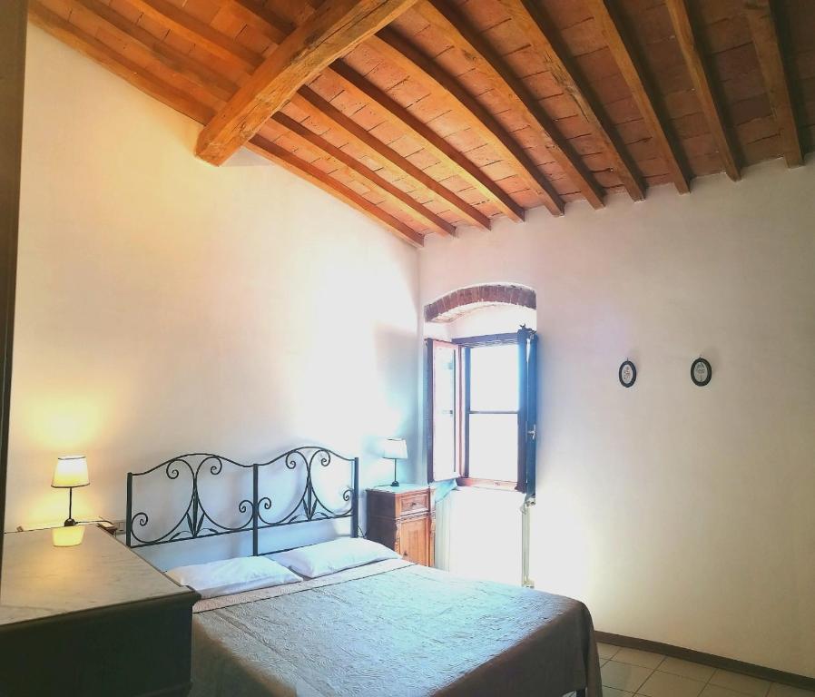 - une chambre avec un lit et un plafond en bois dans l'établissement Agriturismo Boschetto di Montiano, à Montiano
