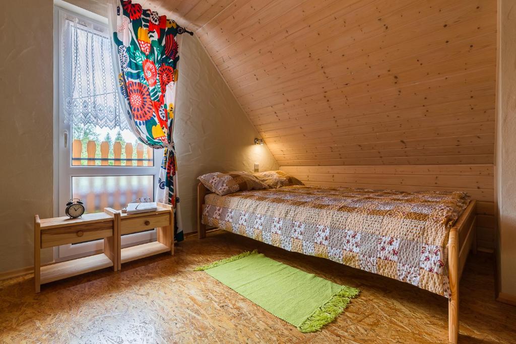 Postel nebo postele na pokoji v ubytování Domki nad stawem.