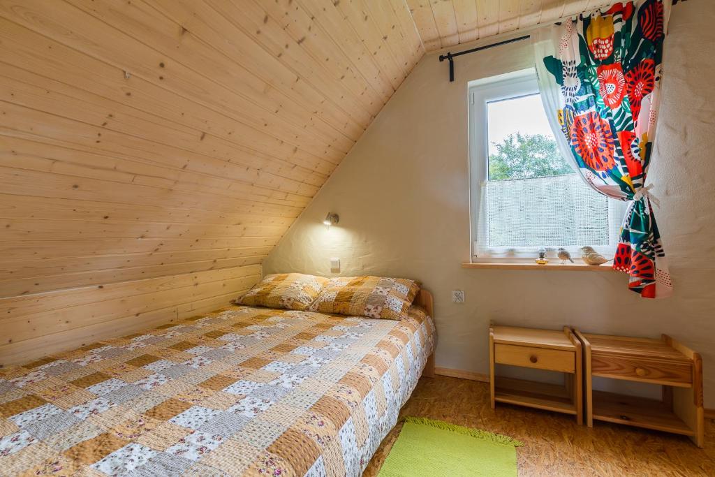 Postel nebo postele na pokoji v ubytování Domki nad stawem.