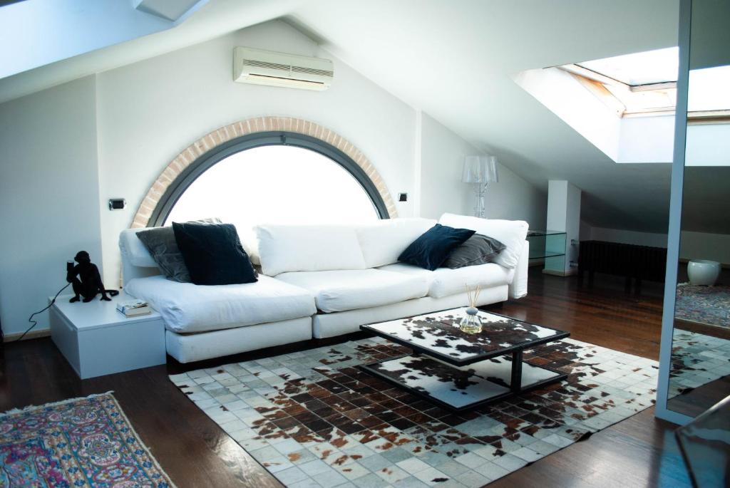 波爾托桑泰爾皮迪奧的住宿－Loft vista mare，客厅配有白色的沙发和桌子