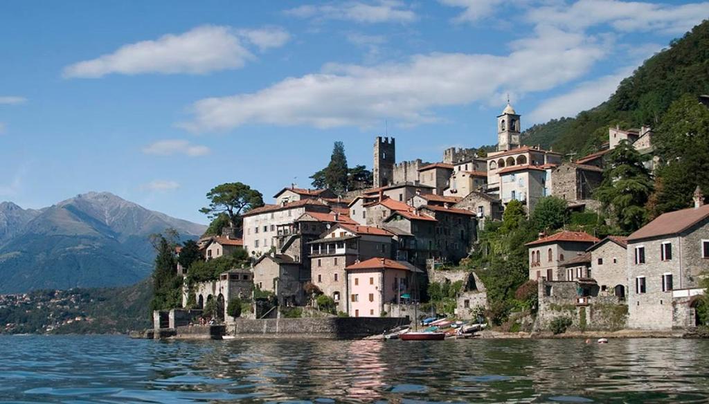 a town on the shore of a body of water at Casa Rosa in Dervio