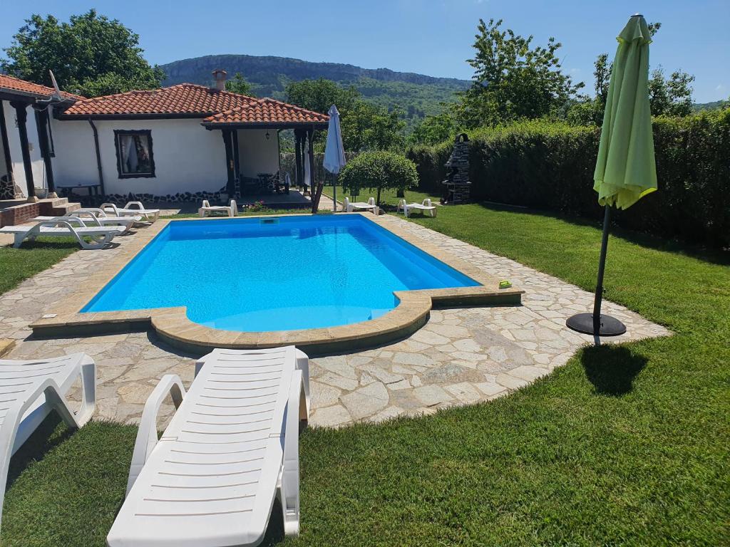 Πισίνα στο ή κοντά στο Madara OMAYA Guest House