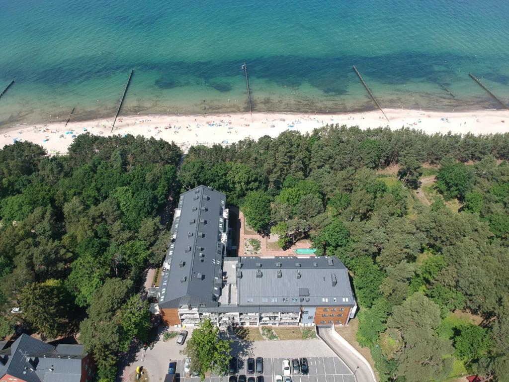eine Luftansicht eines Gebäudes neben einem Strand in der Unterkunft Dwie sosny i świerk in Ustronie Morskie