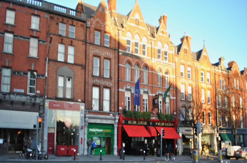 El barrio en el que está el hotel o un barrio cercano