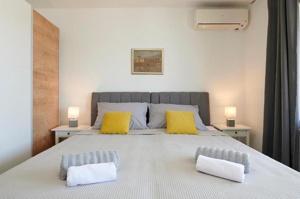 Posteľ alebo postele v izbe v ubytovaní Apartment Stella old town Trogir, with balcony