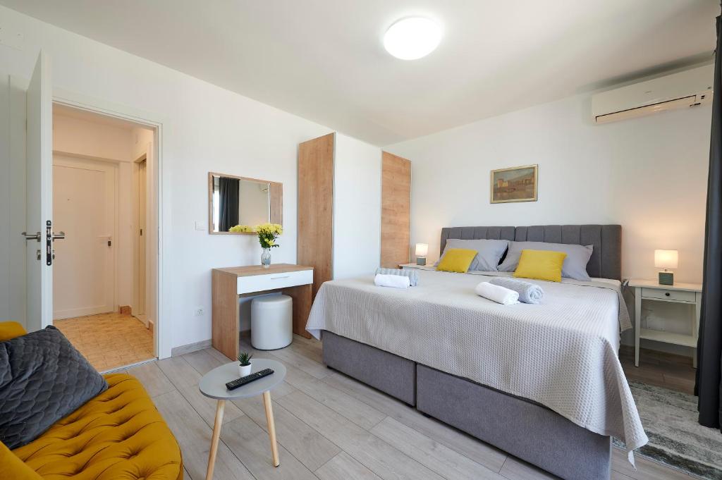 Posteľ alebo postele v izbe v ubytovaní Apartment Stella old town Trogir, with balcony