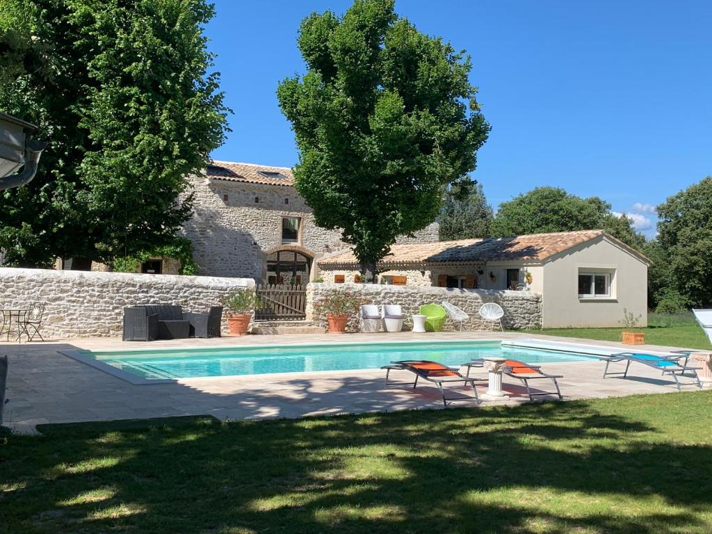 une piscine devant une maison dans l'établissement Le Mas du Pigeonnier, à Réauville