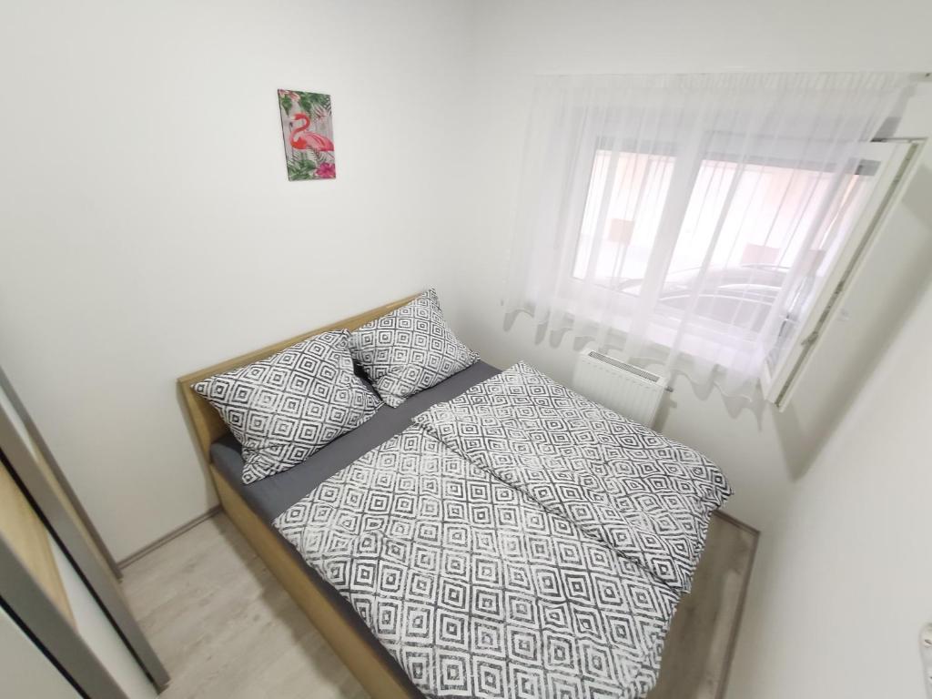 Posteľ alebo postele v izbe v ubytovaní Trika Apartman