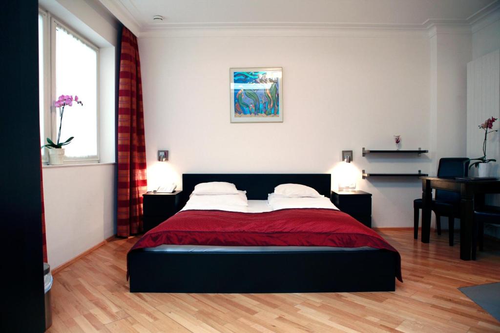 Rúm í herbergi á La Scala Apartments
