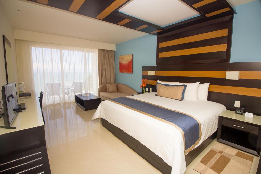 Cama o camas de una habitación en Secrets Huatulco Resort & Spa