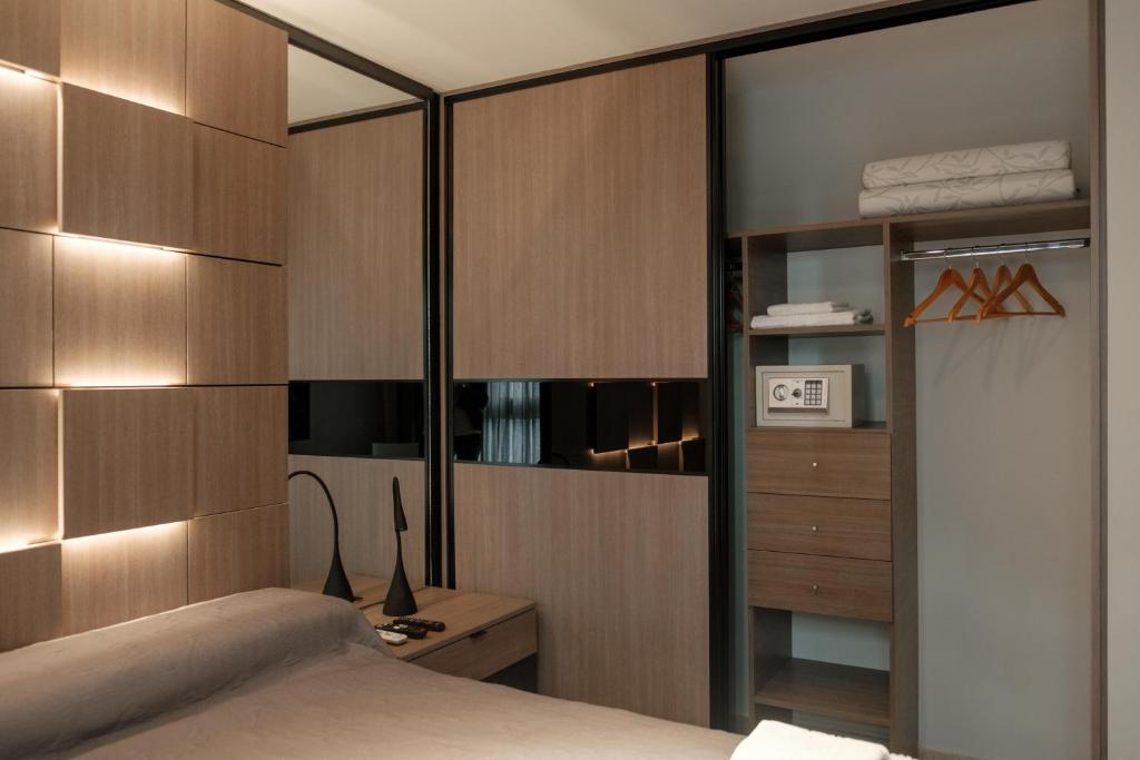 a bedroom with wooden walls and a bed and a desk at DOMUS APART - Cochera Incluida in Río Cuarto