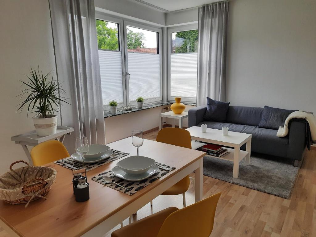 sala de estar con mesa y sofá en Ferienwohnung Lüdenstein, en Bad Rothenfelde