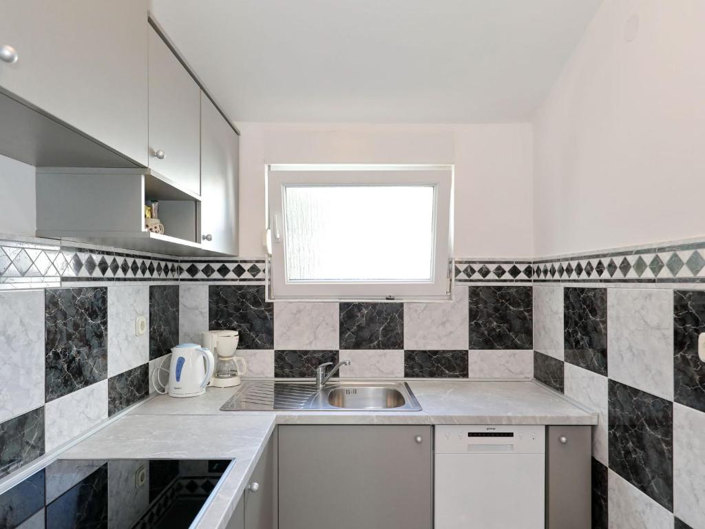 Kuchnia lub aneks kuchenny w obiekcie Modern Holiday Apartment with Private Pool
