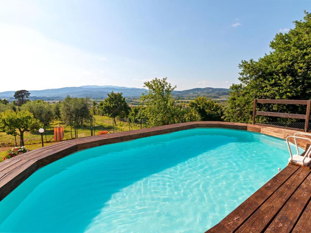 basen na drewnianym tarasie z widokiem na góry w obiekcie Belvilla by OYO Al Meriggio w mieście Casa di Cio