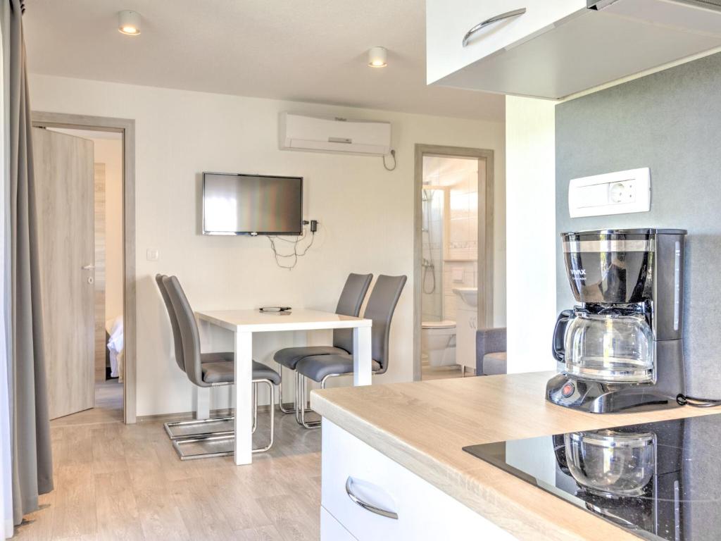 Kuchnia lub aneks kuchenny w obiekcie Mobile Home in Banjole near Beach & Pool