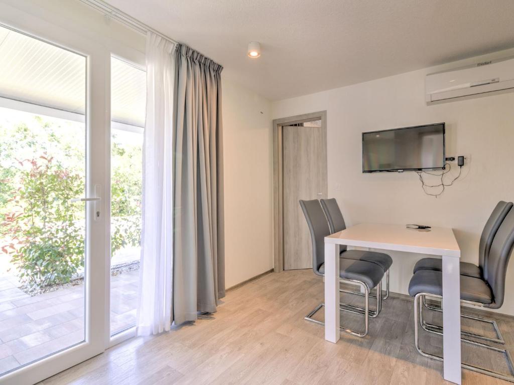 Telewizja i/lub zestaw kina domowego w obiekcie Mobile Home in Banjole near Beach & Pool