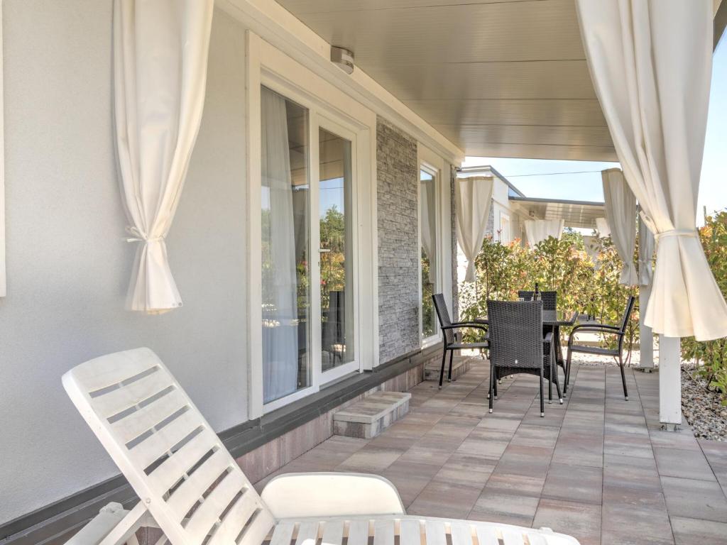 Balkon lub taras w obiekcie Mobile Home in Banjole near Beach & Pool
