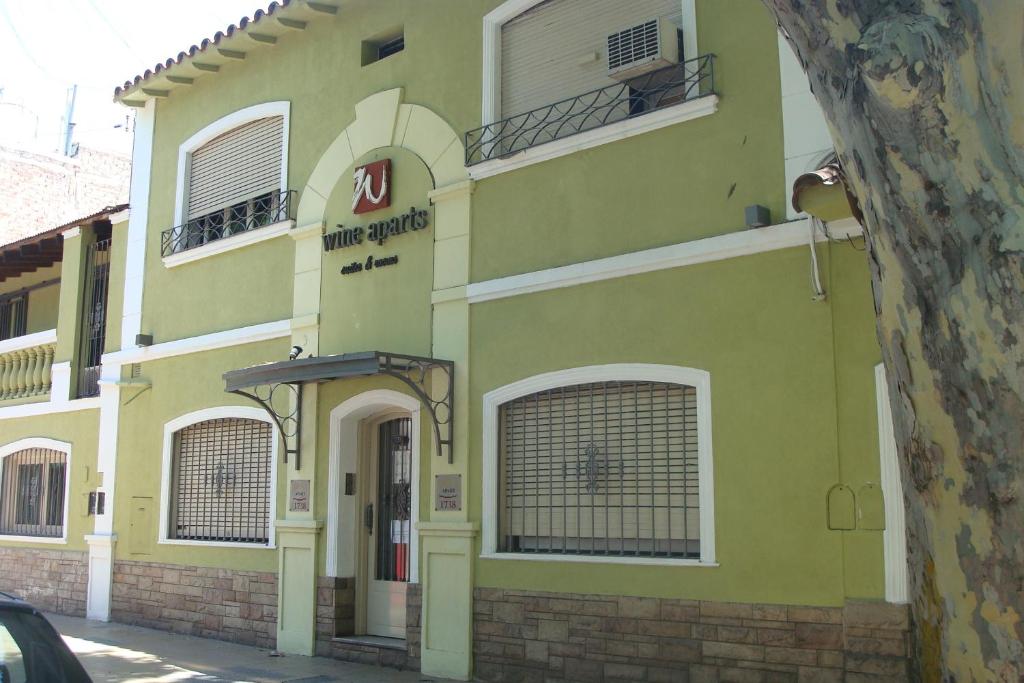 een geel gebouw met een bord aan de zijkant bij Wine Aparts in Mendoza