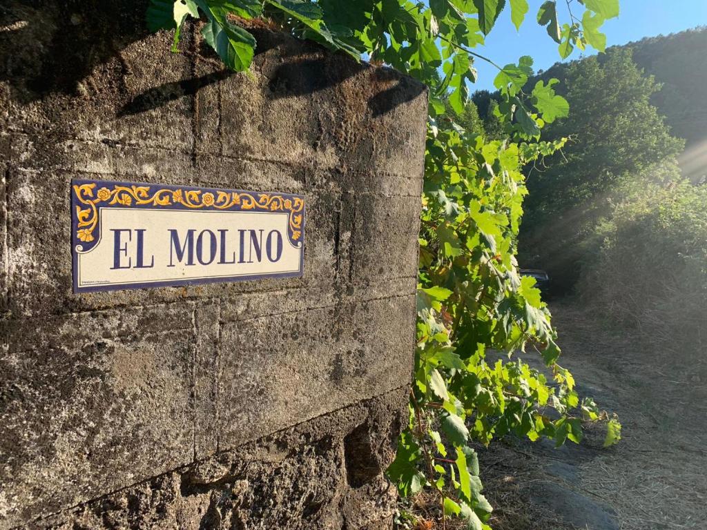 Una señal que dice "El Molo" en una pared de piedra. en Casa Rural El Molino en Gavilanes