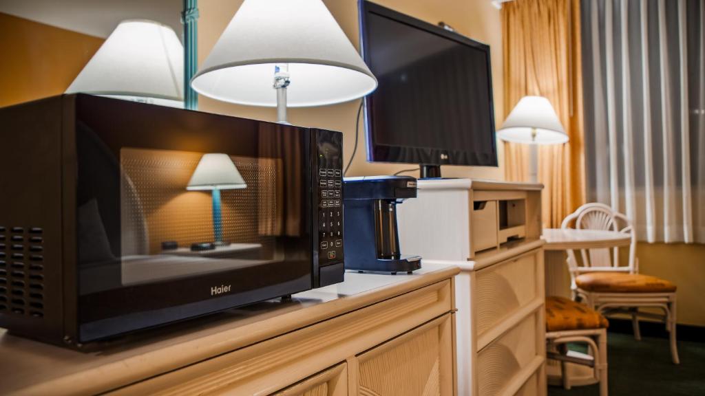 Airport Honolulu Hotel - King Room - Disability Access