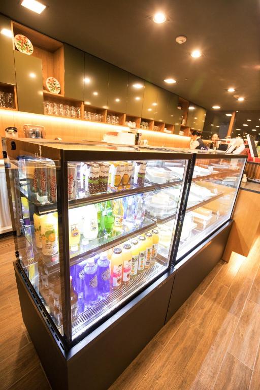 Supermarket nebo jiné obchody v  hotelu nebo okolí