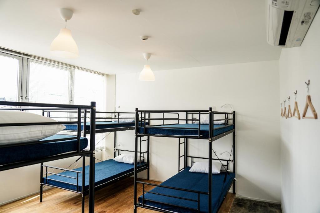 Postel nebo postele na pokoji v ubytování Arashima Hostel