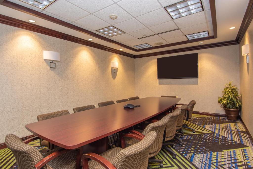 Holiday Inn Express and Suites Springfield Medical District by IHG photo