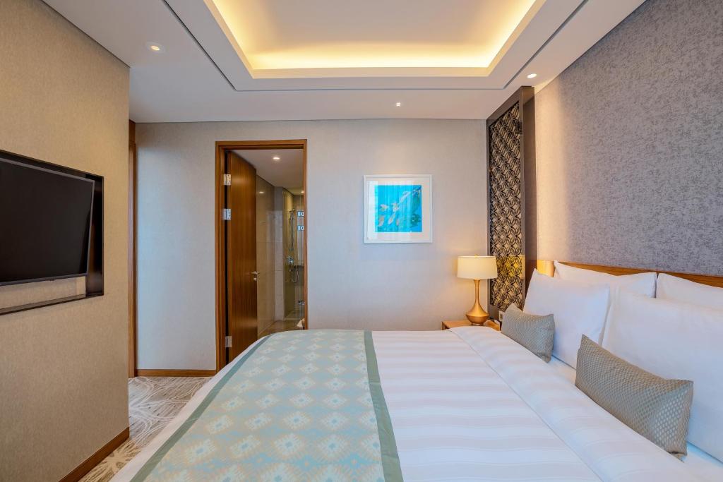 Postel nebo postele na pokoji v ubytování LOTTE Hotel Yangon
