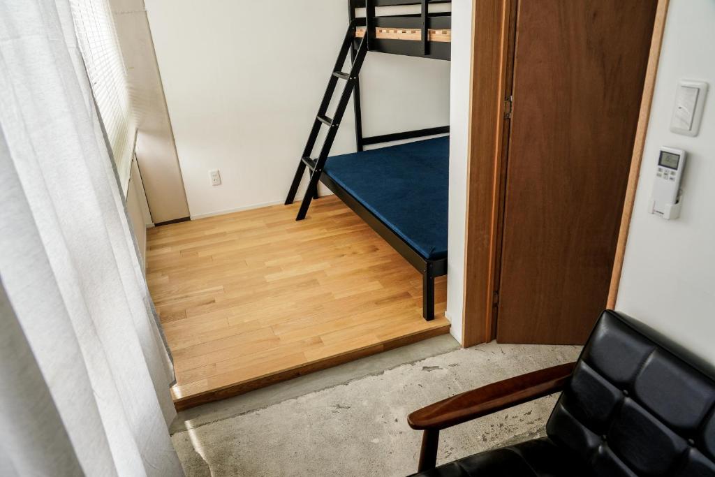 Palanda nebo palandy na pokoji v ubytování Arashima Hostel