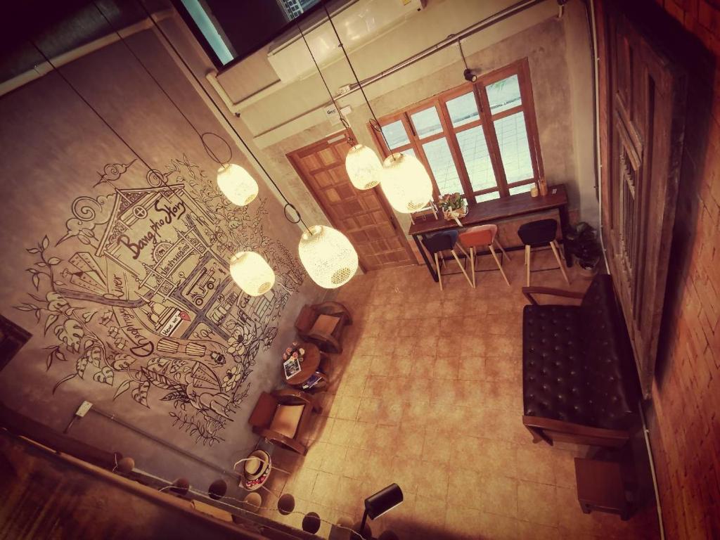 曼谷的住宿－Bangpho Story，享有带桌椅的客厅的顶部景色。