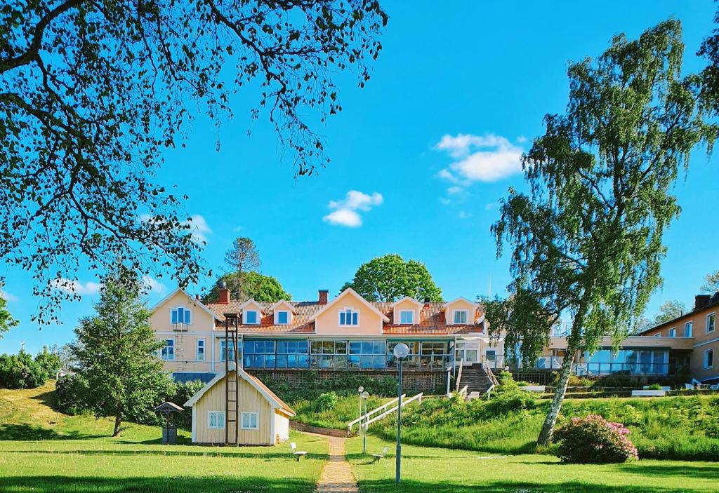 un groupe de maisons sur une colline avec une cour dans l'établissement Örserumsbrunn Gestgifveri, à Gränna