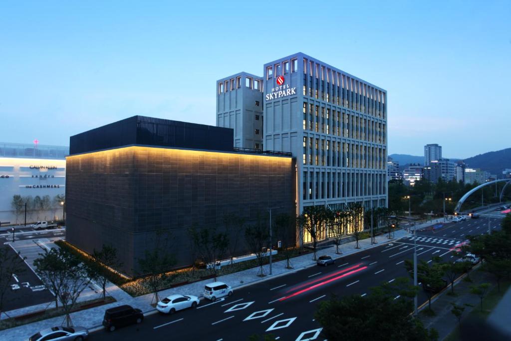 a building on a street with a highway with cars at Hotel Skypark DaejeonⅠ in Daejeon