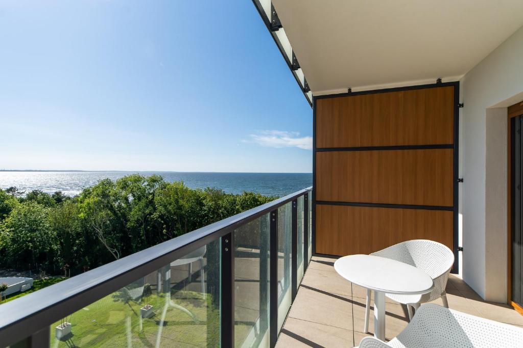 balcón con vistas al océano en Aquamarina Prima Studio with Sea View by Renters en Międzyzdroje