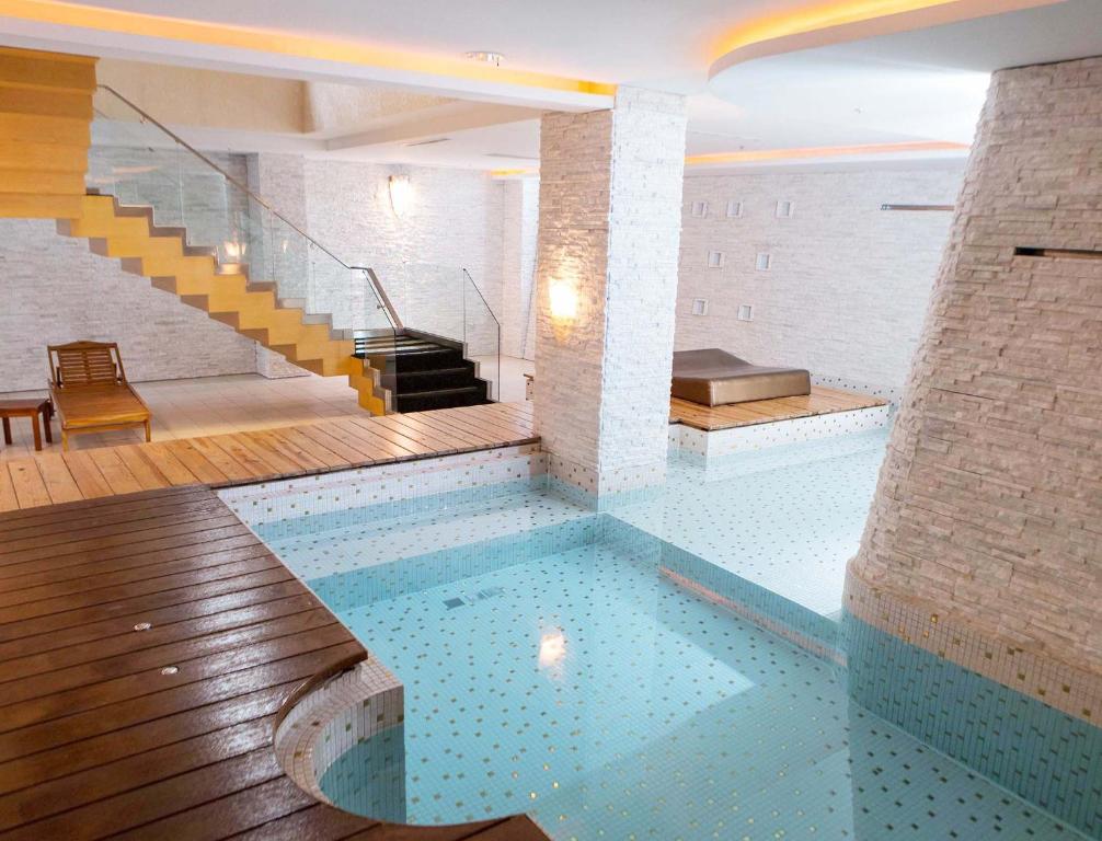 台中的住宿－歐遊國國際連鎖精品旅館-台中館，一座带楼梯的建筑中的游泳池