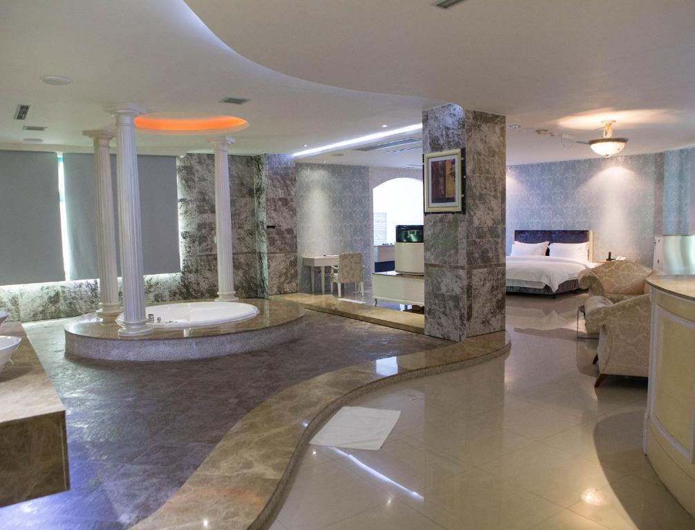 Habitación de hotel con cama extragrande y baño. en All-Ur Boutique Motel-Chang Hua Branch, en Changhua City