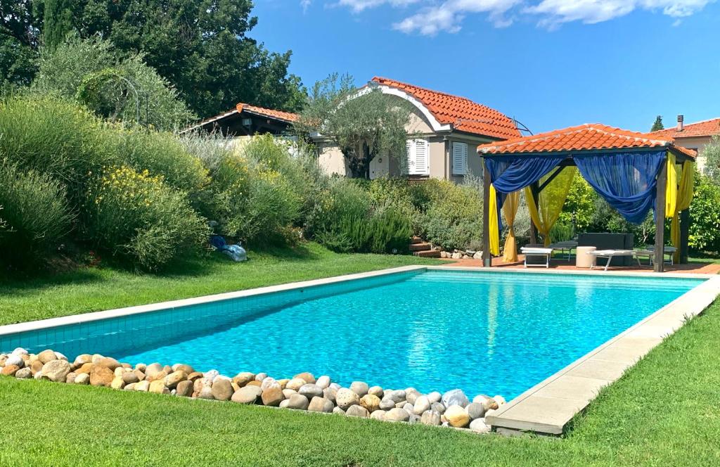 uma piscina num quintal com um gazebo em Casa le valli em Cantagrillo