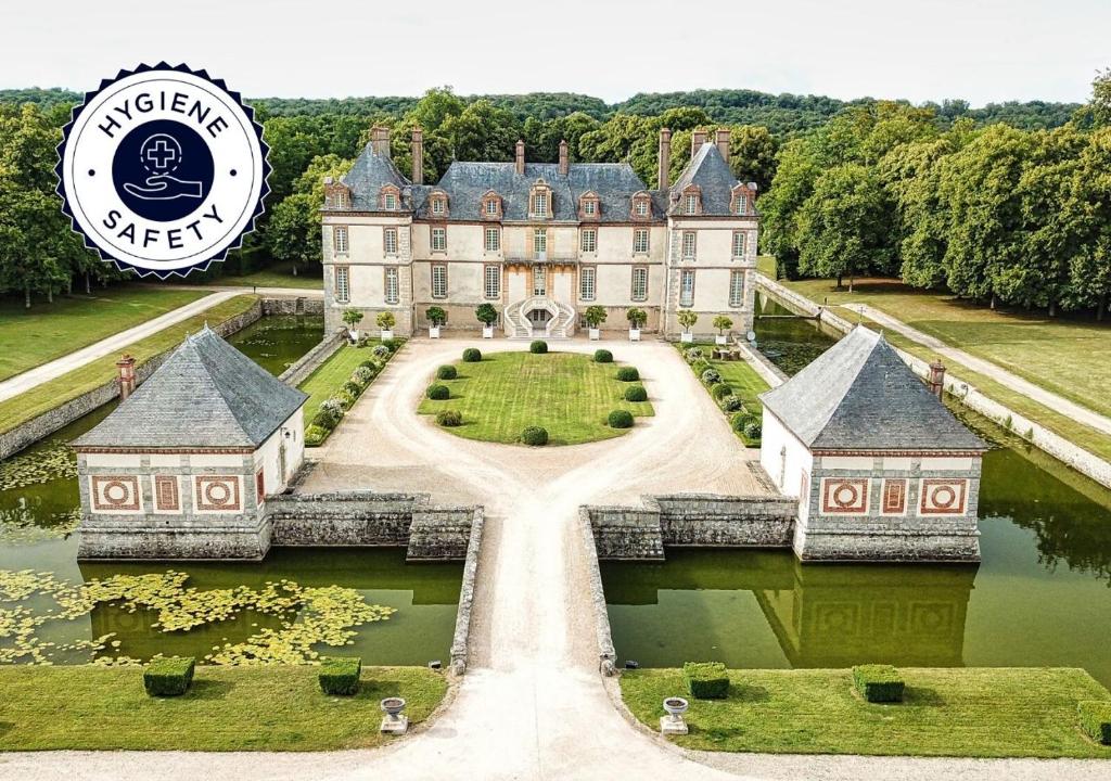 an aerial view of a castle with a lake at Château-Hôtel de Bourron in Bourron-Marlotte