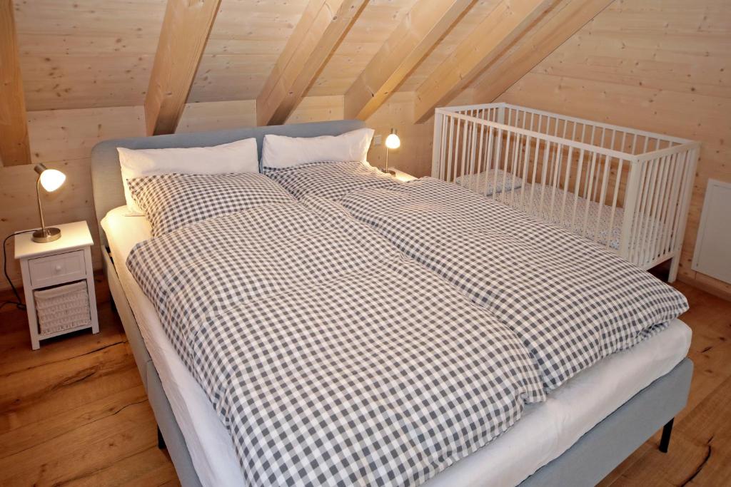 Postel nebo postele na pokoji v ubytování Ferienhaus Haldenmühle - traumhafte Lage mitten in der Natur mit Sauna