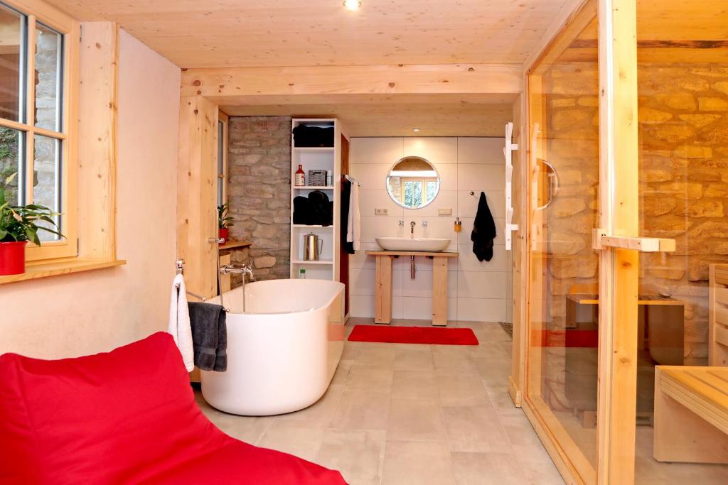 TV a/nebo společenská místnost v ubytování Ferienhaus Haldenmühle - traumhafte Lage mitten in der Natur mit Sauna