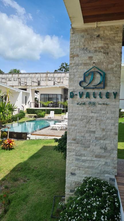 a resort with a swimming pool and a building at D-Valley, Koh S@mui in Choeng Mon Beach