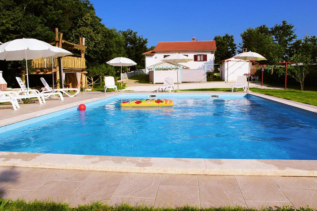 Bazén v ubytování Apartment Modrusani 1561 nebo v jeho okolí
