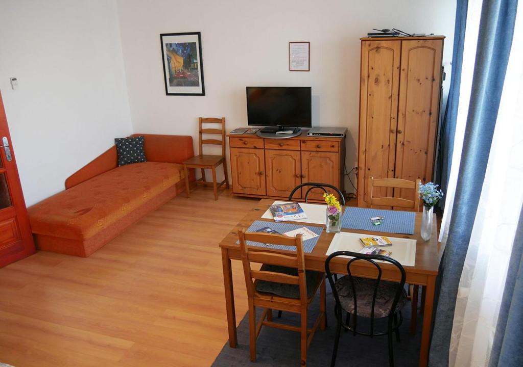 Televízia a/alebo spoločenská miestnosť v ubytovaní CasaLara-Cozy Nest Near Buda Castle