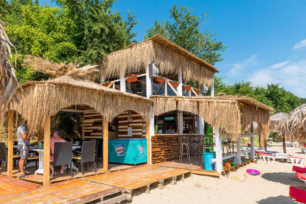 Restaurace v ubytování Iris Beach Hotel