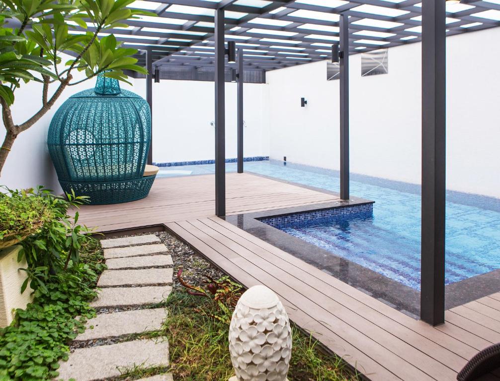 a pool with a wooden deck and a large vase at All-Ur Boutique Motel - Tai Tung Branch in Taitung City