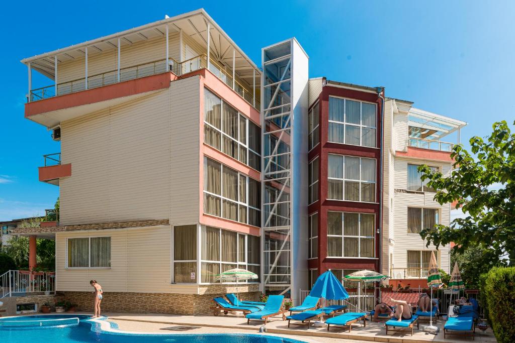 Bazén v ubytování Iris Beach Hotel nebo v jeho okolí