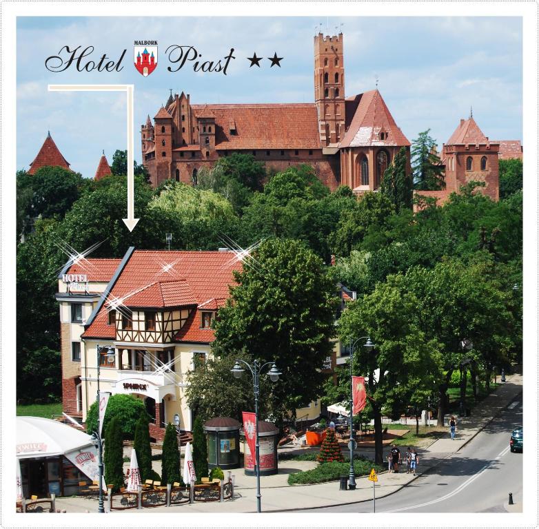 uma imagem de um edifício com uma torre de relógio em Hotel Piast przy Zamku em Malbork