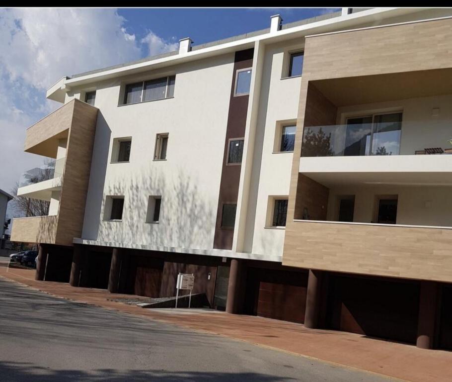 um grande edifício branco no lado de uma rua em Pisogne new apartment em Pisogne