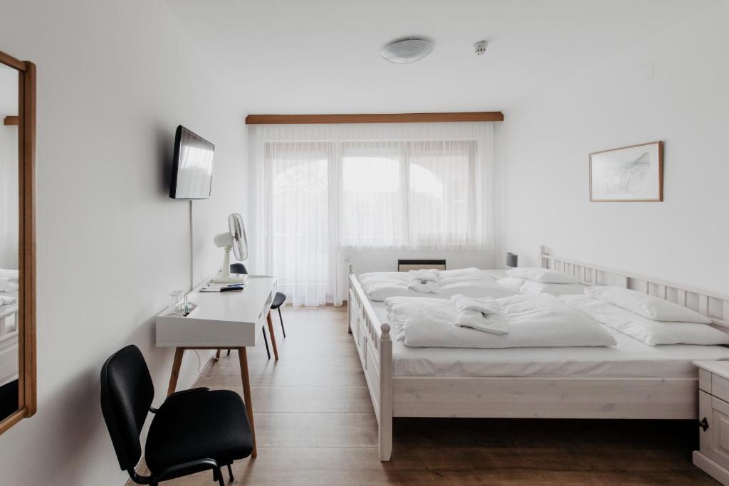 Postel nebo postele na pokoji v ubytování Hotel Mörbischerhof